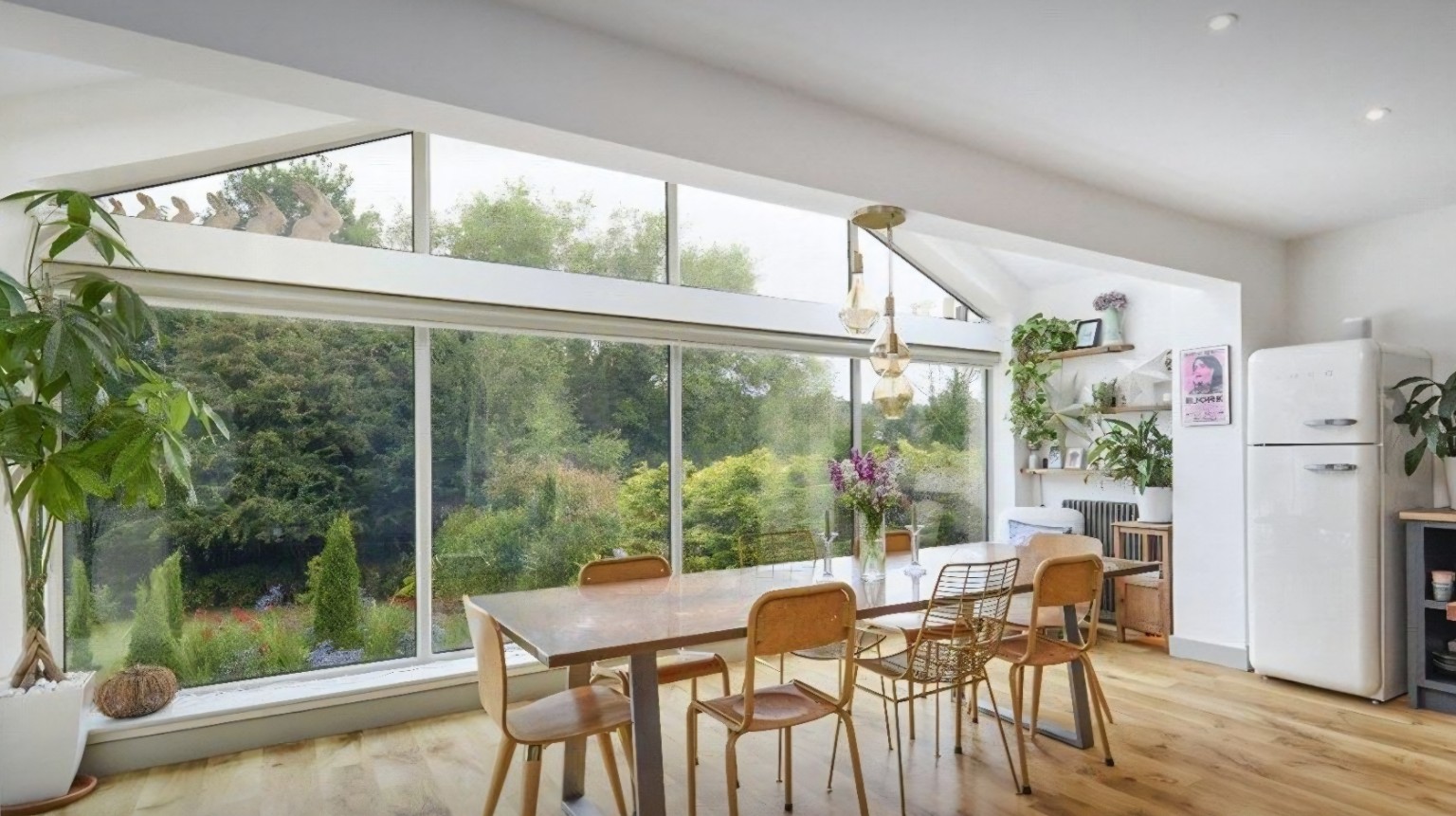 Dining area with panoramic feature glazing overlooking the garden